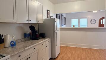 Four à micro-ondes, un four, surface de cuisson