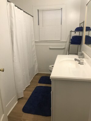 Serviettes fournies, savon, papier toilette