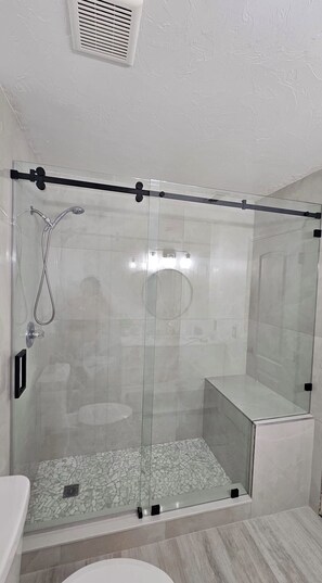 Ducha y bañera combinadas, bañera de hidromasaje, bidé y toallas