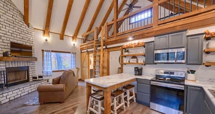 COZY COTTAGE with a "Modern Farmhouse Flair"