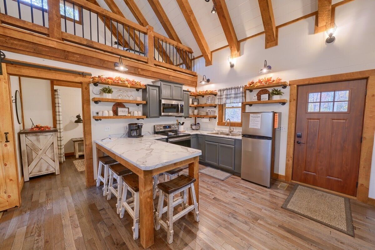 COZY COTTAGE with a "Modern Farmhouse Flair"