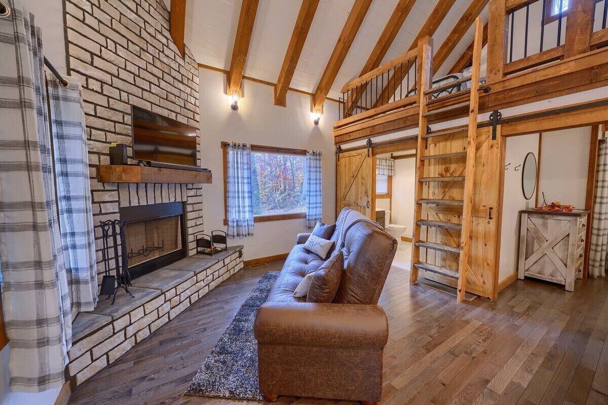 COZY COTTAGE with a "Modern Farmhouse Flair"