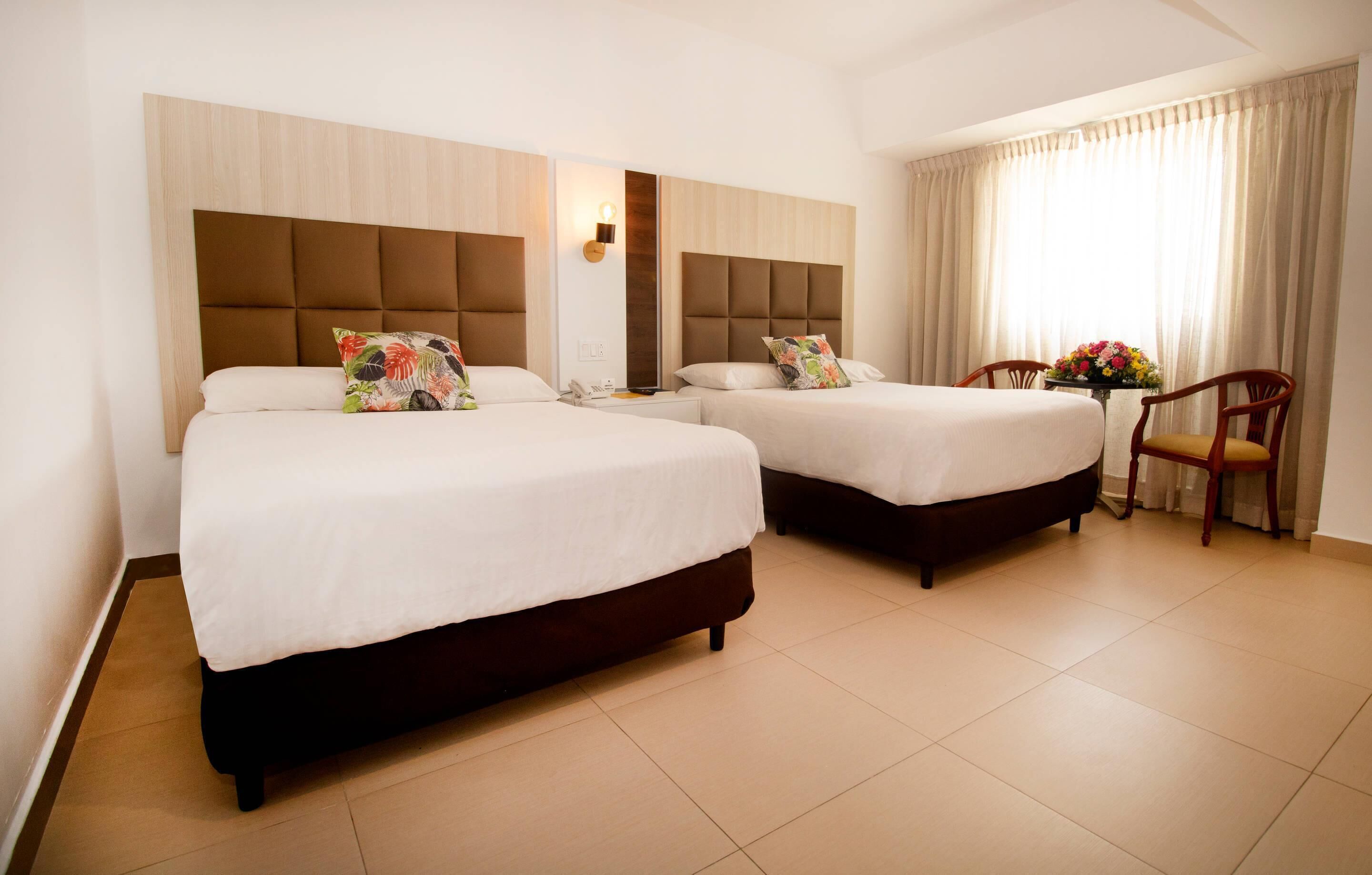 Habitación estándar, 2 camas de matrimonio, accesible para personas con discapacidad, no fumadores | Ropa de cama de alta calidad, edredones de plumas, minibar y caja fuerte