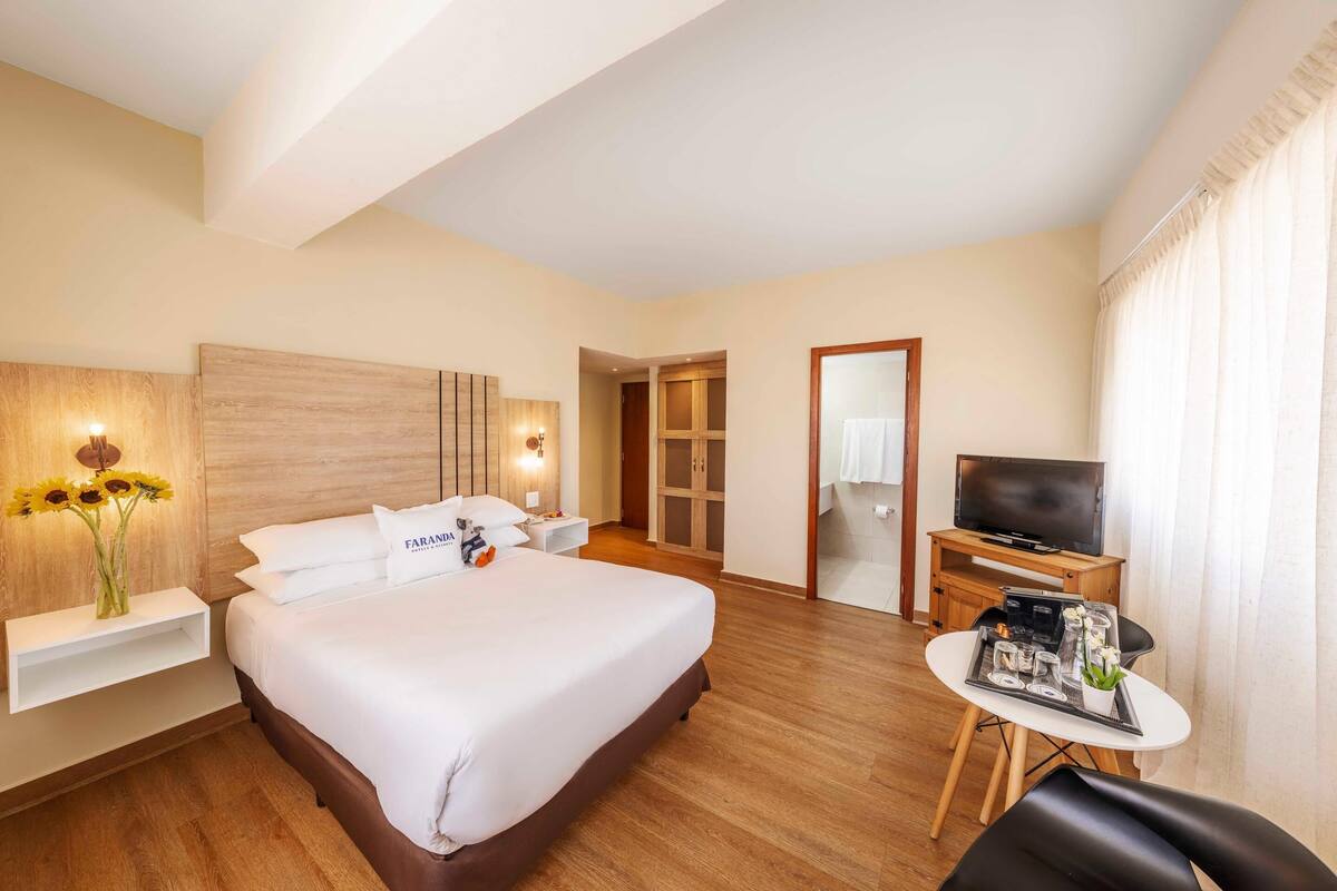 Ropa de cama de alta calidad, cubrecamas y minibar 