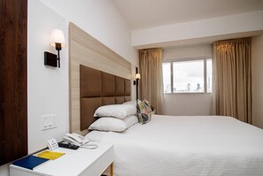 Suite, 1 camera da letto, non fumatori (1 King Bed) | Biancheria da letto di alta qualità, copriletto in piuma, minibar
