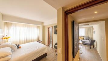 Suite, 1 slaapkamer, niet-roken (1 King Bed) | Luxe beddengoed, donzen dekbedden, een minibar, een kluis op de kamer