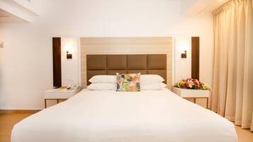 Suite, 1 slaapkamer, niet-roken (1 King Bed) | Luxe beddengoed, donzen dekbedden, een minibar, een kluis op de kamer