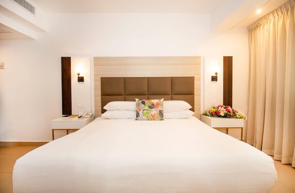 Suite, 1 Bedroom, Non Smoking (1 King Bed) | Premium bedding, down comforters, minibar, in-room safe