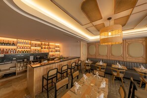 Aperto a colazione, pranzo e cena, cucina internazionale 