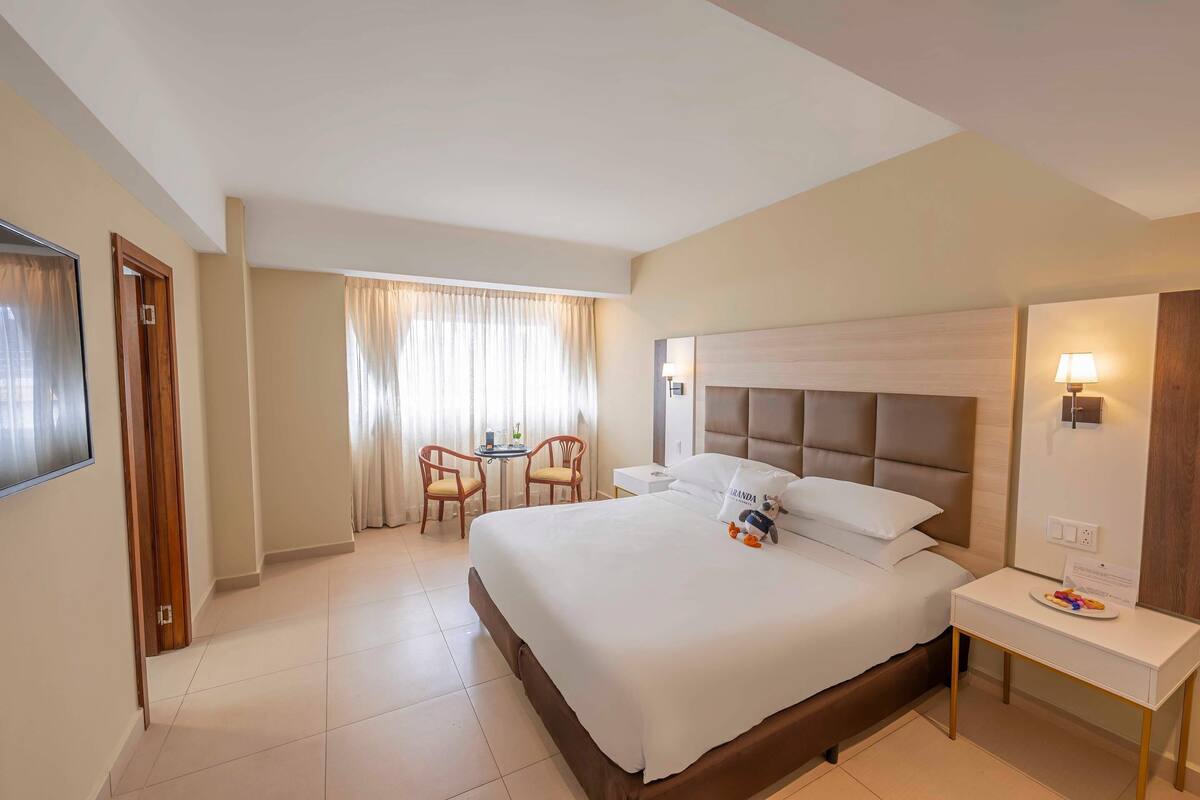 Ropa de cama de alta calidad, cubrecamas y minibar 