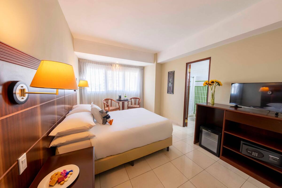 Ropa de cama de alta calidad, cubrecamas y minibar 
