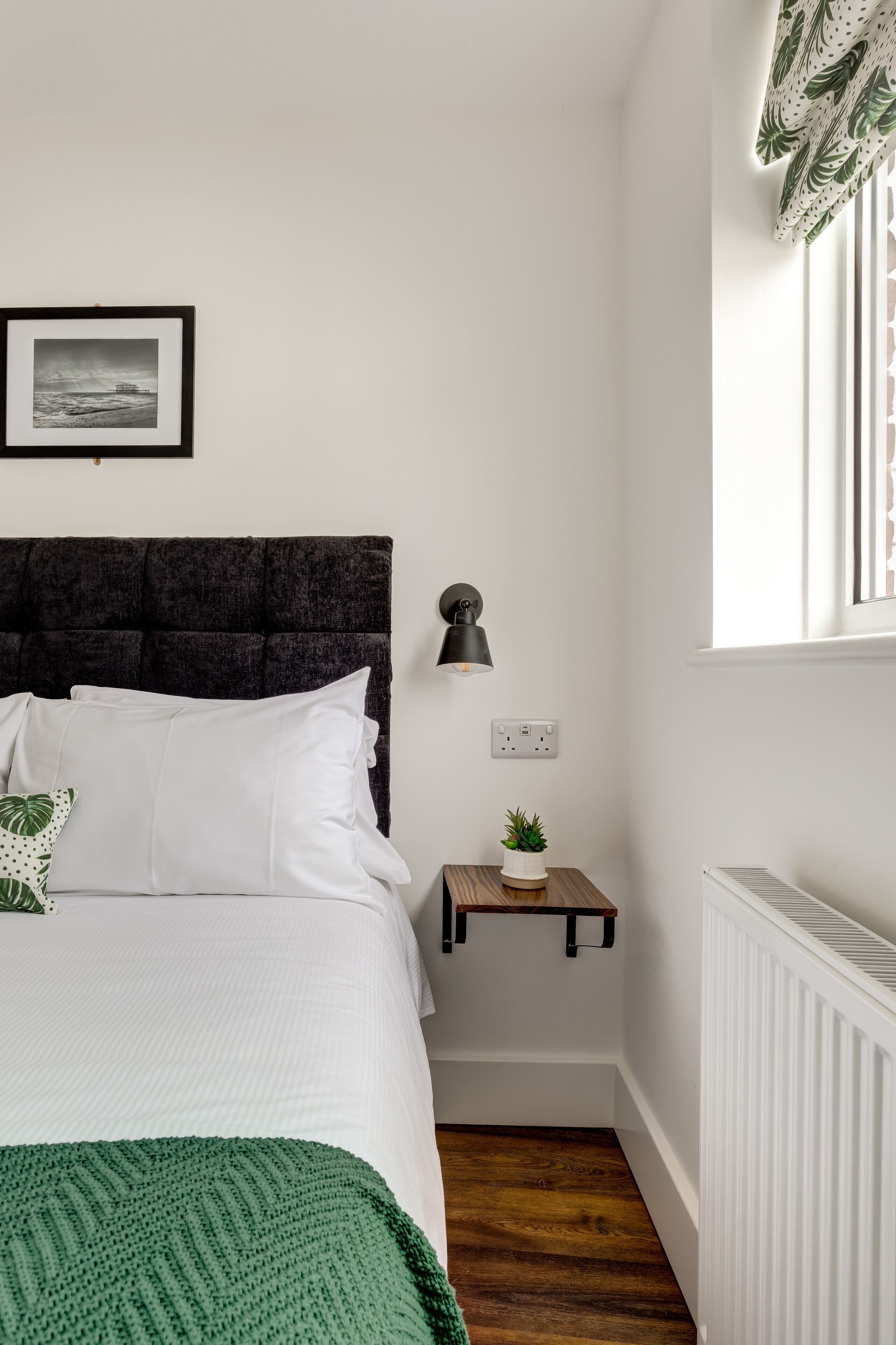 Sea view, pet friendly central Laines location, 1 minute from station 