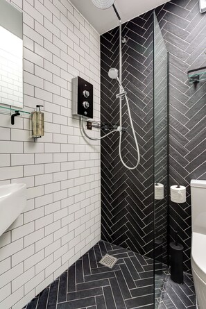 Shower, hair dryer, towels, soap - Sea view, pet friendly central Laines location, 1 minute from station (Brighton)