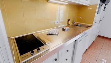 Lemari es, microwave, kompor, dan mesin pembuat kopi/teh