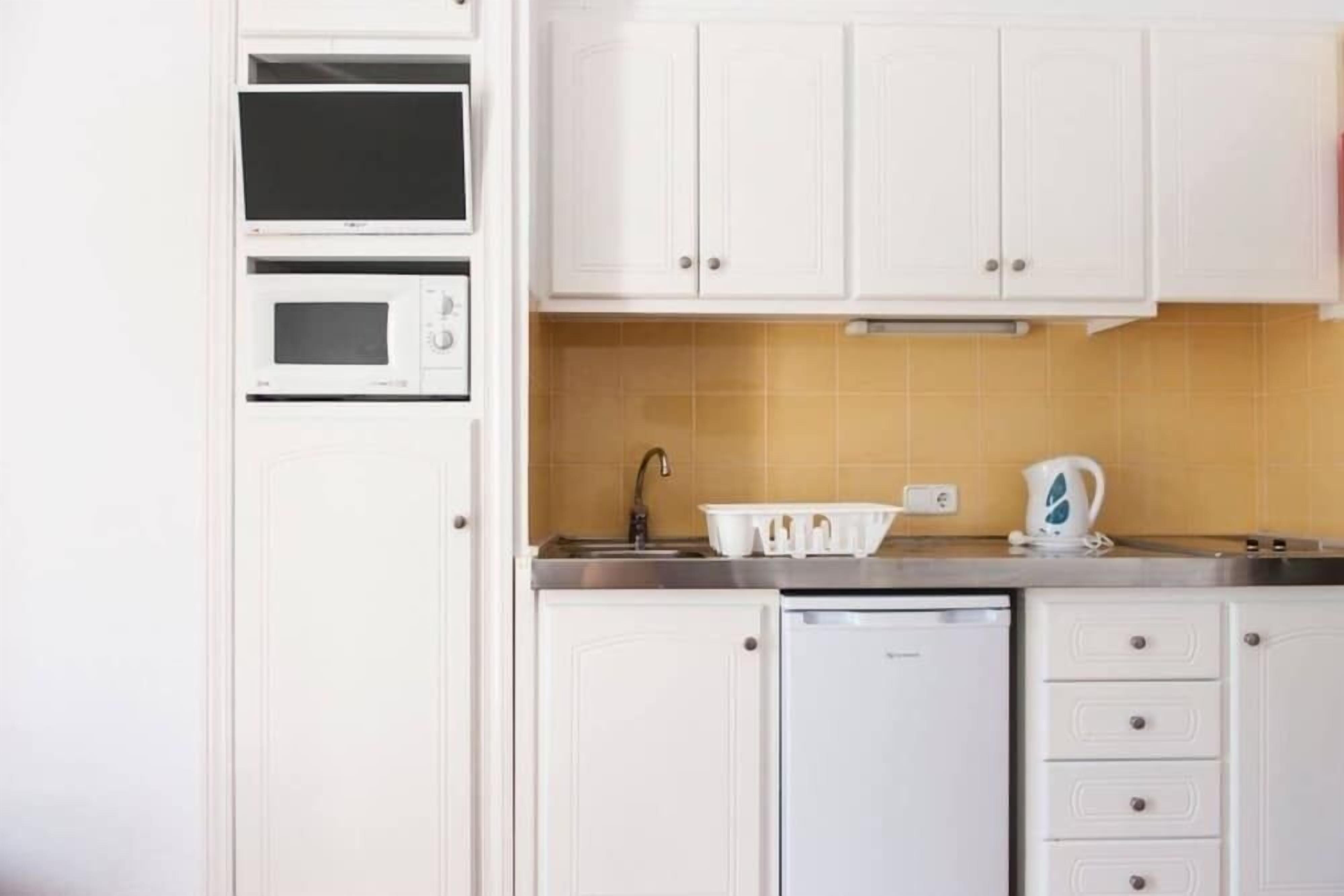 Tủ lạnh, lò vi sóng, bếp nấu, dụng cụ pha cà phê/trà 