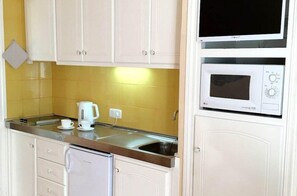 Kühlschrank, Mikrowelle, Herdplatte, Wasserkocher mit Kaffee-/Teezubehör