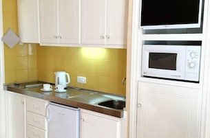 Fridge, microwave, stovetop, coffee/tea maker