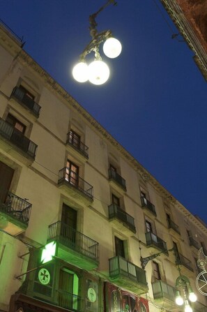 تفاصيل الفندق من الخارج