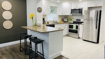 Refrigerador, microondas, horno y parrilla de estufa