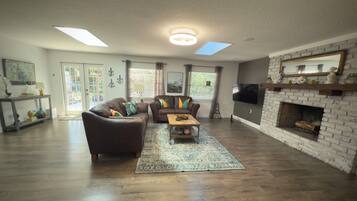 Smart-tv, een open haard en boeken