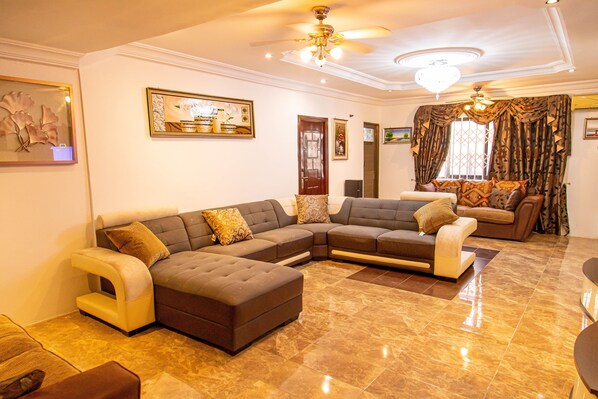 Smart TV, stereo - Luxury 2 Bedroom House @ Tema Community 3 (Tema)