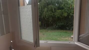 Douche, sèche-cheveux, serviettes fournies, papier toilette