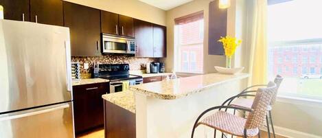 Een koelkast, een microgolfoven, een oven, een kookplaat