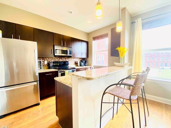 Fridge, microwave, oven, stovetop - 🌇 Private Sunset Rooftop w/ secure EV Garage ⚡️🚗💨 (Memphis)