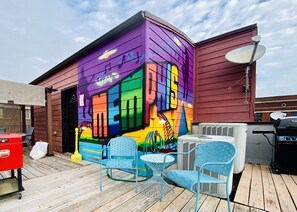 Outdoor dining - 🌇 Private Sunset Rooftop w/ secure EV Garage ⚡️🚗💨 (Memphis)