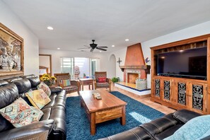 Smart TV, fireplace - Hacienda Decor, Fully Fenced Backyard, Spacious (Carlsbad)