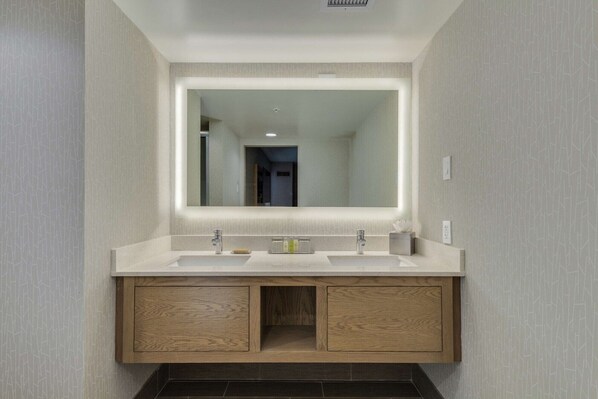 Bathroom - Doubletree By Hilton Phoenix Chandler (Chandler)