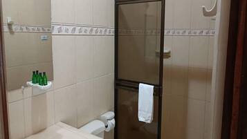 Ein Badezimmer mit Toilette, Waschbecken und Dusche.