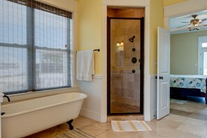House, Multiple Beds (Purple Parrot - 200 Leonora Ct) | Bathroom - Purple Parrot - 200 Leonora Ct (Dauphin Island)