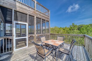 Casa, varias camas (Purple Parrot - 200 Leonora Ct) | Balcón