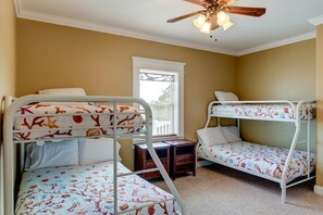Casa, varias camas (Purple Parrot - 200 Leonora Ct) | 4 dormitorios