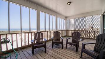 Talo, useita sänkyjä (Relaxation - 2926 Bienville Bl) | Parveke