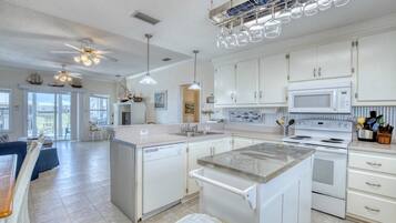 Rumah, Beberapa Tempat Tidur (Water's Edge - 2227 Mallard) | Dapur pribadi