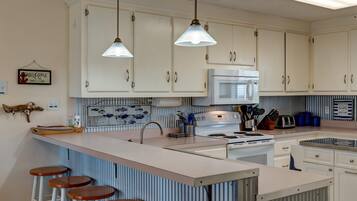 House, Multiple Beds (Water's Edge - 2227 Mallard) | Private kitchen