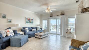 Nhà, nhiều giường (Water's Edge - 2227 Mallard) | Phòng khách