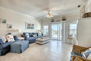 Nhà, nhiều giường (Water's Edge - 2227 Mallard) | Phòng khách