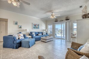 Casa, varias camas (Water's Edge - 2227 Mallard) | Sala de estar