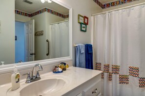 House, Multiple Beds (Water's Edge - 2227 Mallard) | Bathroom - Water's Edge - 2227 Mallard (Dauphin Island)