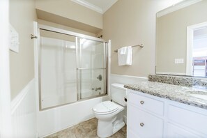 Casa, varias camas (Shamrock Shores - 2941 Bienvil) | Baño