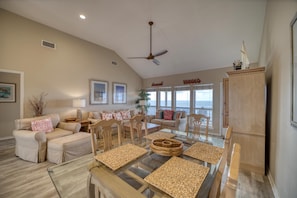 Casa, varias camas (Rainbows End - 100-B Shell Ct) | Sala de estar