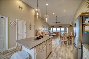 House, Multiple Beds (Rainbows End - 100-B Shell Ct) | Private kitchen