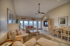 Hus - flera sÀngar (Rainbows End - 100-B Shell Ct) | Vardagsrum