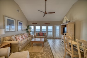 Casa, varias camas (Rainbows End - 100-B Shell Ct) | Sala de estar