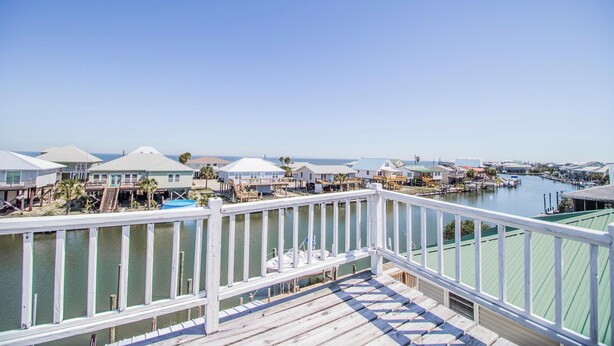 A waterfront property with multiple houses connected by walkways over water. - Sea Spot - 2252 Mallard (Dauphin Island)
