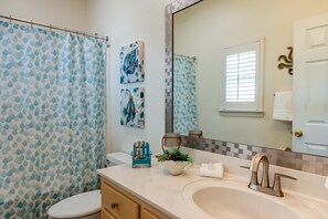 House, Multiple Beds (Dauphin Charm - 2237 Bienville) | Bathroom