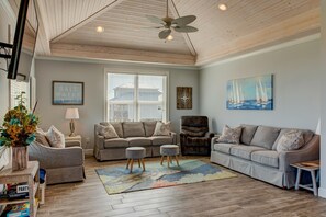 House, Multiple Beds (The Blue Crab - 2432 Bienville) | Living room